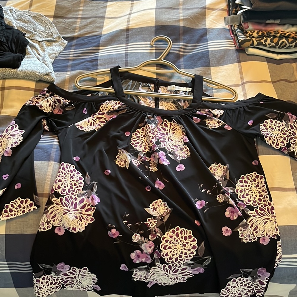 Cold shoulder top - Picture 3 of 3